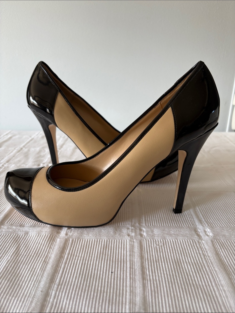 Bakers Y2K Classic Two-Tone Beige and Black High Heel Pumps 4.5” Heel